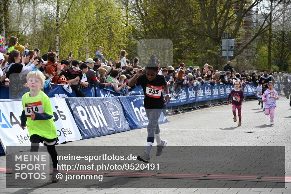 12.04.2026 - 45. Internationalen Wilhelmsburger Insellauf J. Mangold http://msf.ph/oto/9520491 12.04.2026 14:09:06 Ziel 762, 281, 928, 953, 614, 235, 50, 256 meine-sportfotos.de