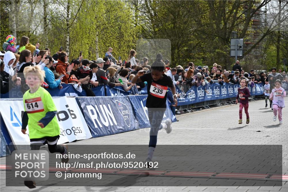 12.04.2026 - 45. Internationalen Wilhelmsburger Insellauf J. Mangold http://msf.ph/oto/9520492 12.04.2026 14:09:06 Ziel 762, 281, 928, 953, 614, 235, 50, 256 meine-sportfotos.de