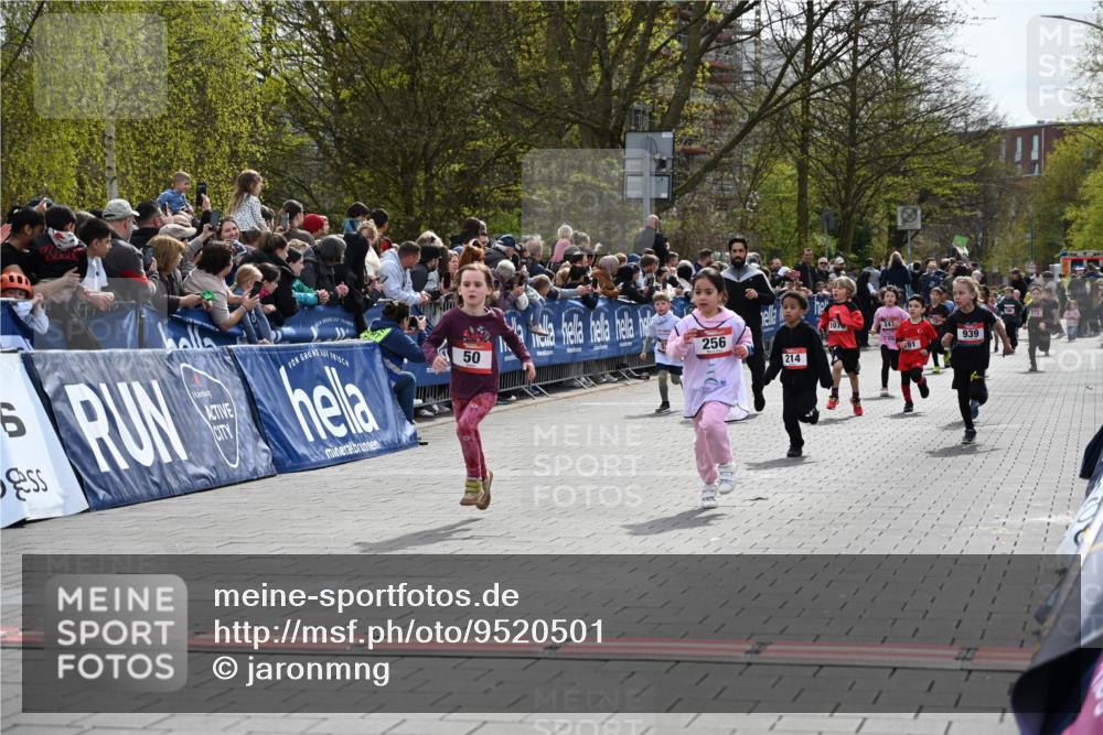 12.04.2026 - 45. Internationalen Wilhelmsburger Insellauf J. Mangold http://msf.ph/oto/9520501 12.04.2026 14:09:08 Ziel 928, 953, 614, 235, 50, 256, 214, 939, 274, 191, 1075 meine-sportfotos.de