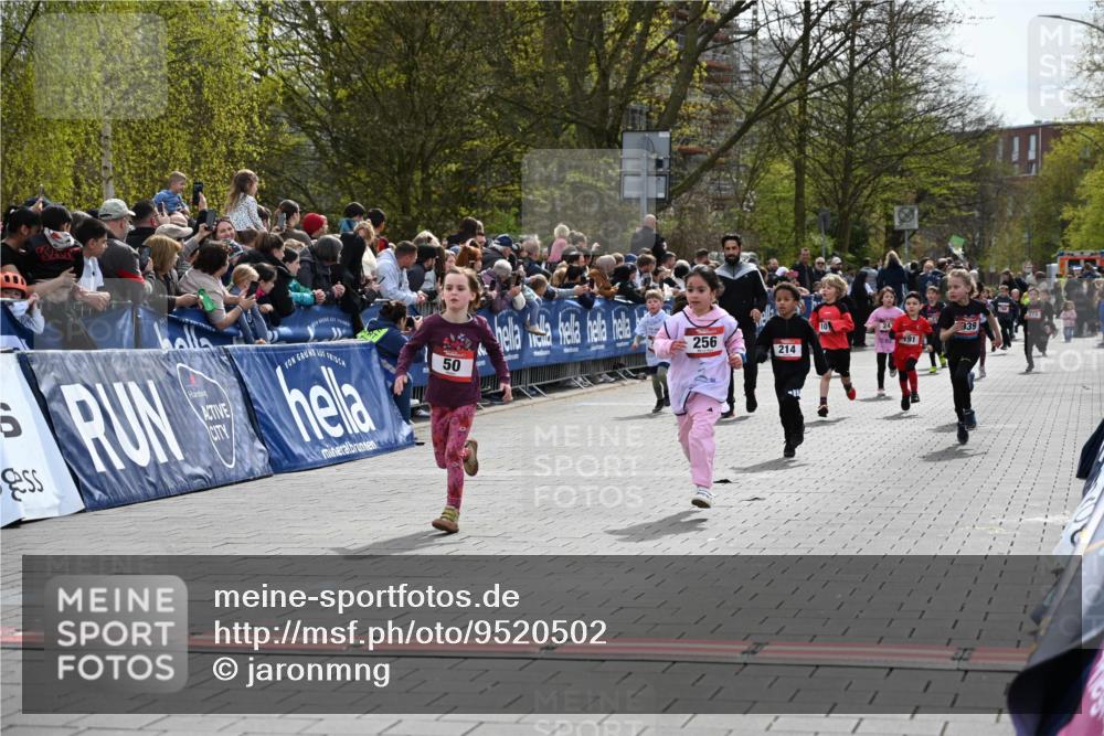 12.04.2026 - 45. Internationalen Wilhelmsburger Insellauf J. Mangold http://msf.ph/oto/9520502 12.04.2026 14:09:08 Ziel 928, 953, 614, 235, 50, 256, 214, 939, 274, 191, 1075 meine-sportfotos.de