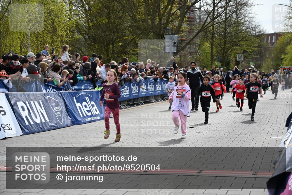 12.04.2026 - 45. Internationalen Wilhelmsburger Insellauf J. Mangold http://msf.ph/oto/9520504 12.04.2026 14:09:08 Ziel 928, 953, 614, 235, 50, 256, 214, 939, 274, 191, 1075 meine-sportfotos.de