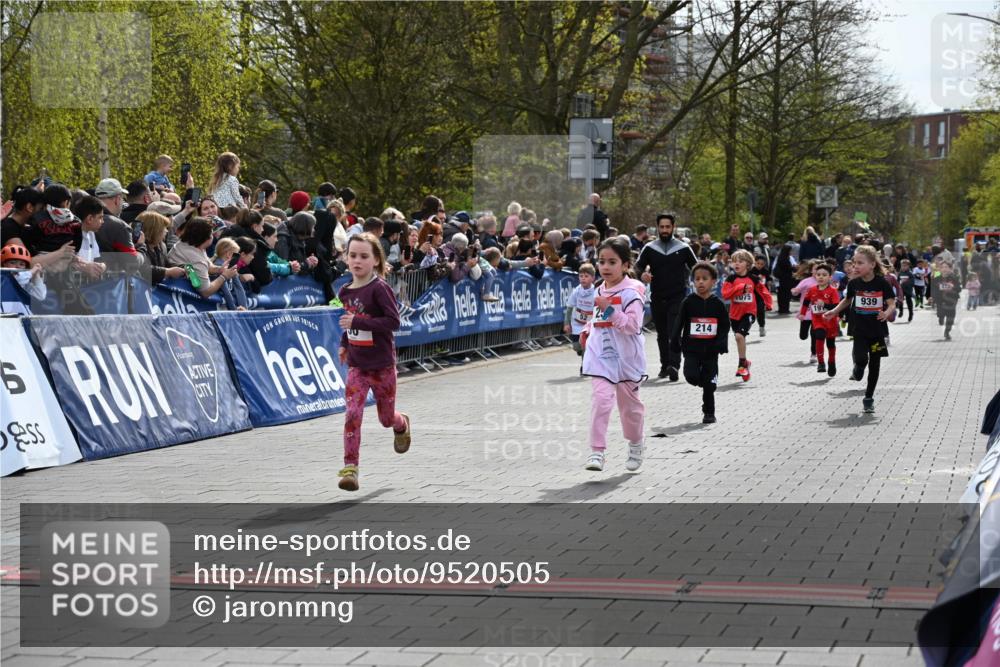 12.04.2026 - 45. Internationalen Wilhelmsburger Insellauf J. Mangold http://msf.ph/oto/9520505 12.04.2026 14:09:08 Ziel 928, 953, 614, 235, 50, 256, 214, 939, 274, 191, 1075 meine-sportfotos.de