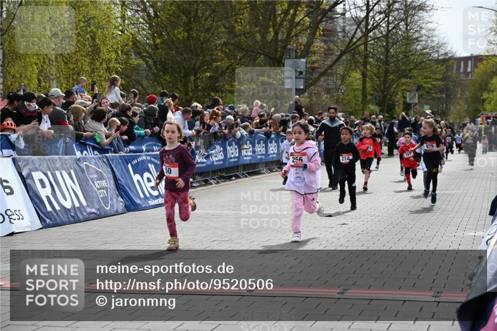 12.04.2026 - 45. Internationalen Wilhelmsburger Insellauf J. Mangold http://msf.ph/oto/9520506 12.04.2026 14:09:08 Ziel 928, 953, 614, 235, 50, 256, 214, 939, 274, 191, 1075 meine-sportfotos.de