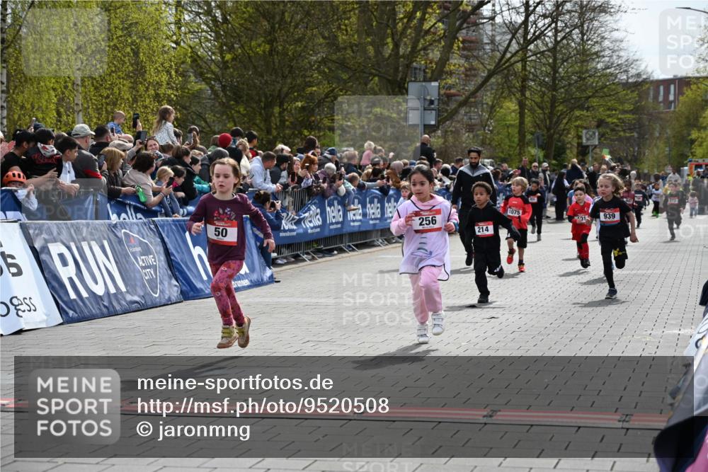 12.04.2026 - 45. Internationalen Wilhelmsburger Insellauf J. Mangold http://msf.ph/oto/9520508 12.04.2026 14:09:08 Ziel 928, 953, 614, 235, 50, 256, 214, 939, 274, 191, 1075 meine-sportfotos.de