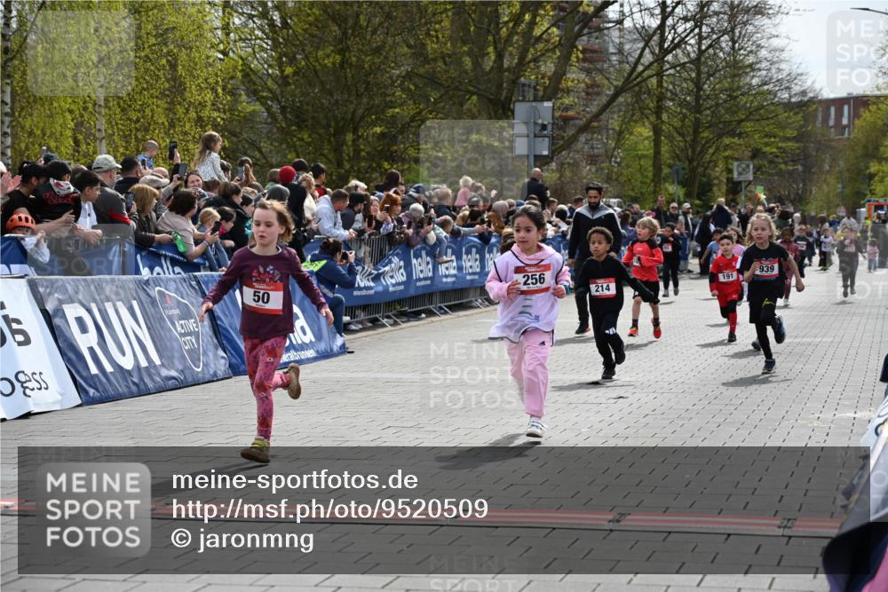 12.04.2026 - 45. Internationalen Wilhelmsburger Insellauf J. Mangold http://msf.ph/oto/9520509 12.04.2026 14:09:09 Ziel 953, 614, 235, 50, 256, 214, 939, 274, 191, 1075, 52, 247 meine-sportfotos.de