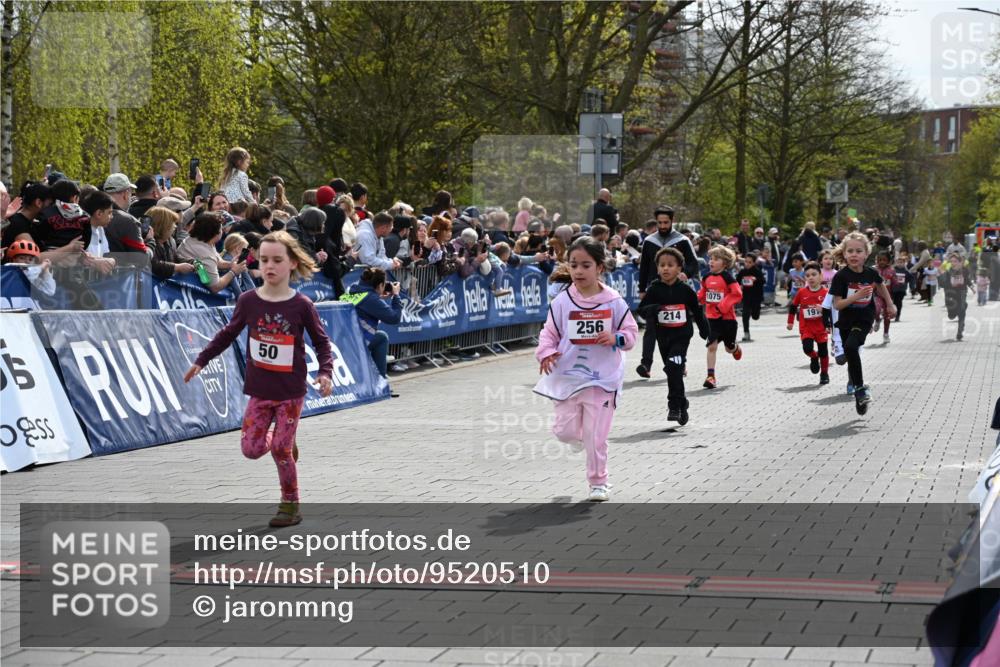 12.04.2026 - 45. Internationalen Wilhelmsburger Insellauf J. Mangold http://msf.ph/oto/9520510 12.04.2026 14:09:09 Ziel 953, 614, 235, 50, 256, 214, 939, 274, 191, 1075, 52, 247 meine-sportfotos.de