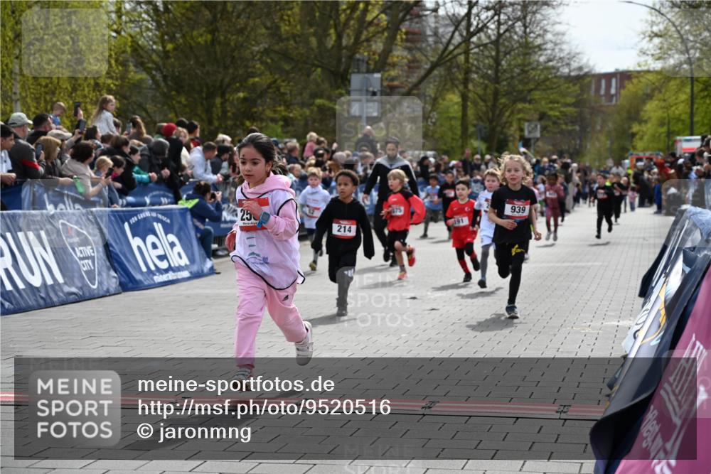 12.04.2026 - 45. Internationalen Wilhelmsburger Insellauf J. Mangold http://msf.ph/oto/9520516 12.04.2026 14:09:09 Ziel 953, 614, 235, 50, 256, 214, 939, 274, 191, 1075, 52, 247 meine-sportfotos.de