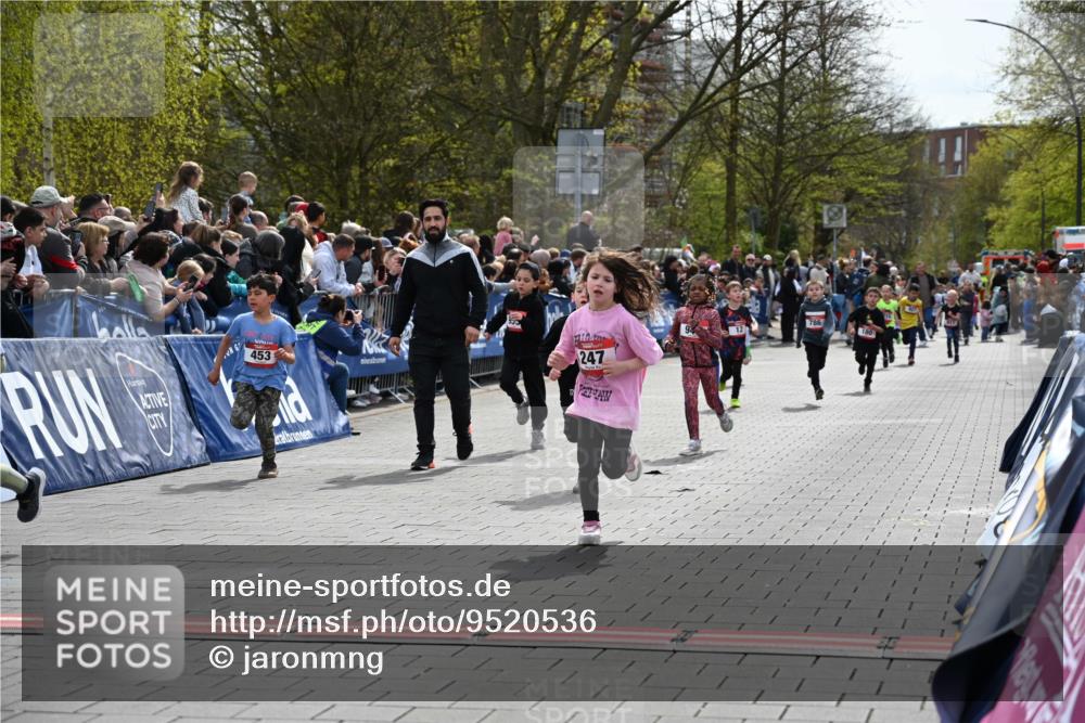 12.04.2026 - 45. Internationalen Wilhelmsburger Insellauf J. Mangold http://msf.ph/oto/9520536 12.04.2026 14:09:13 Ziel 50, 256, 214, 939, 274, 191, 1075, 52, 247, 453, 273, 955, 786 meine-sportfotos.de