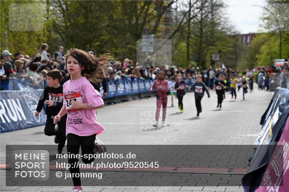 12.04.2026 - 45. Internationalen Wilhelmsburger Insellauf J. Mangold http://msf.ph/oto/9520545 12.04.2026 14:09:14 Ziel 214, 939, 274, 191, 1075, 52, 247, 453, 273, 955, 786, 947, 180 meine-sportfotos.de