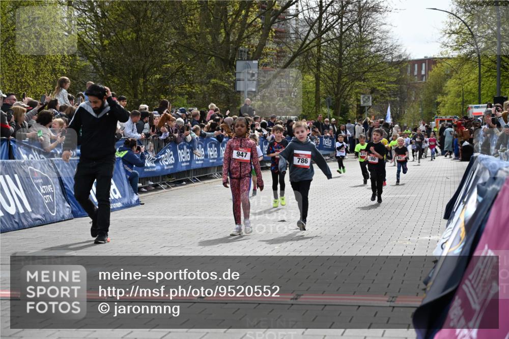 12.04.2026 - 45. Internationalen Wilhelmsburger Insellauf J. Mangold http://msf.ph/oto/9520552 12.04.2026 14:09:15 Ziel 214, 939, 274, 191, 1075, 52, 247, 453, 273, 955, 786, 947, 180, 12 meine-sportfotos.de