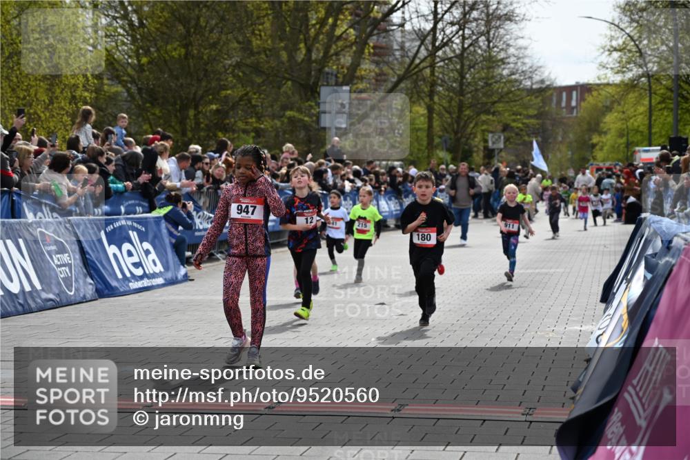 12.04.2026 - 45. Internationalen Wilhelmsburger Insellauf J. Mangold http://msf.ph/oto/9520560 12.04.2026 14:09:17 Ziel 52, 247, 453, 273, 955, 786, 947, 180, 12, 911, 741, 1502, 927, 215 meine-sportfotos.de