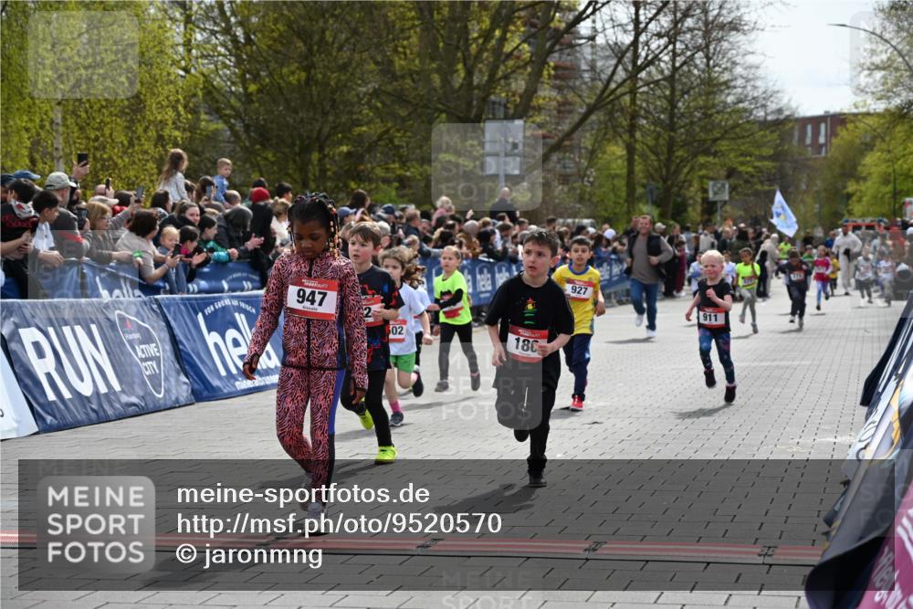 12.04.2026 - 45. Internationalen Wilhelmsburger Insellauf J. Mangold http://msf.ph/oto/9520570 12.04.2026 14:09:18 Ziel 453, 273, 955, 786, 947, 180, 12, 911, 741, 1502, 927, 215, 577 meine-sportfotos.de
