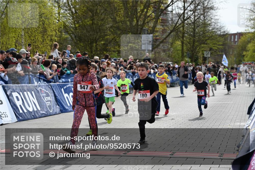 12.04.2026 - 45. Internationalen Wilhelmsburger Insellauf J. Mangold http://msf.ph/oto/9520573 12.04.2026 14:09:18 Ziel 453, 273, 955, 786, 947, 180, 12, 911, 741, 1502, 927, 215, 577 meine-sportfotos.de