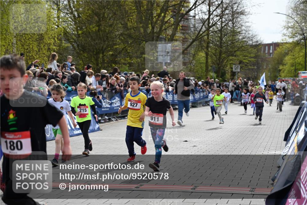 12.04.2026 - 45. Internationalen Wilhelmsburger Insellauf J. Mangold http://msf.ph/oto/9520578 12.04.2026 14:09:20 Ziel 786, 947, 180, 12, 911, 741, 1502, 927, 215, 577, 223, 271 meine-sportfotos.de