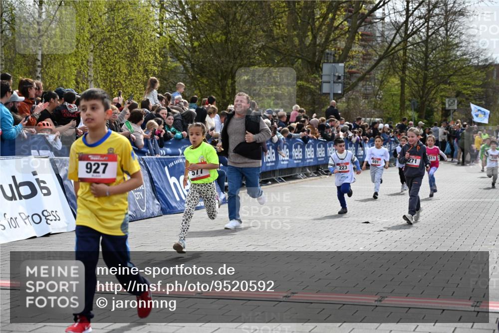 12.04.2026 - 45. Internationalen Wilhelmsburger Insellauf J. Mangold http://msf.ph/oto/9520592 12.04.2026 14:09:22 Ziel 947, 180, 12, 911, 741, 1502, 927, 215, 577, 223, 271, 691, 1511, 252 meine-sportfotos.de