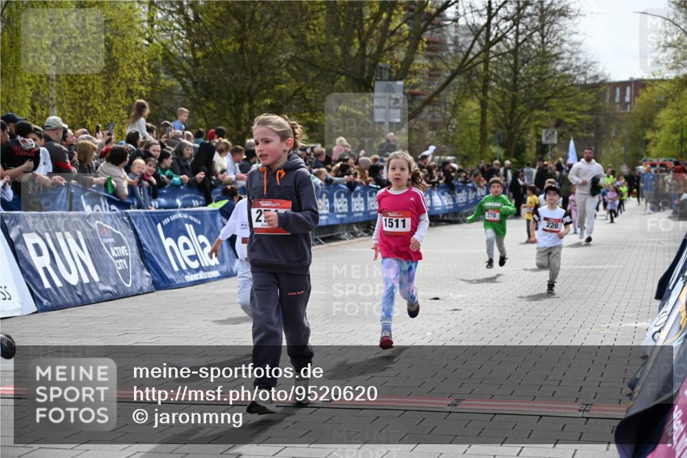 12.04.2026 - 45. Internationalen Wilhelmsburger Insellauf J. Mangold http://msf.ph/oto/9520620 12.04.2026 14:09:25 Ziel 927, 215, 577, 223, 271, 691, 1511, 252, 270, 220, 219 meine-sportfotos.de