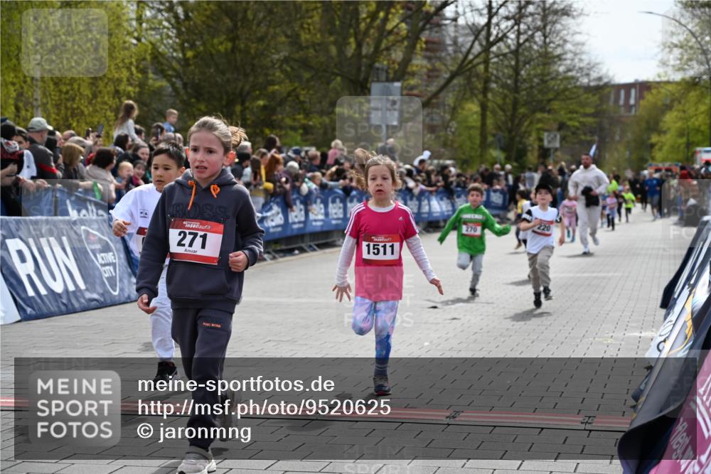 12.04.2026 - 45. Internationalen Wilhelmsburger Insellauf J. Mangold http://msf.ph/oto/9520625 12.04.2026 14:09:25 Ziel 927, 215, 577, 223, 271, 691, 1511, 252, 270, 220, 219 meine-sportfotos.de