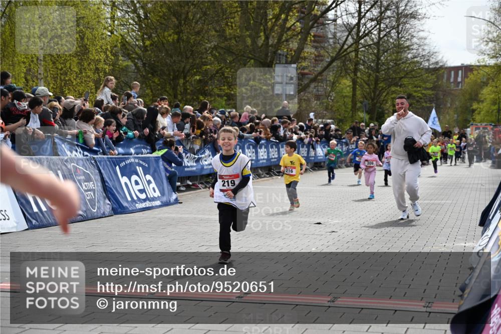 12.04.2026 - 45. Internationalen Wilhelmsburger Insellauf J. Mangold http://msf.ph/oto/9520651 12.04.2026 14:09:29 Ziel 691, 1511, 252, 270, 220, 219, 216 meine-sportfotos.de