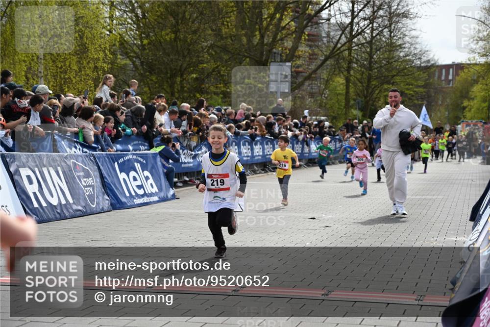 12.04.2026 - 45. Internationalen Wilhelmsburger Insellauf J. Mangold http://msf.ph/oto/9520652 12.04.2026 14:09:29 Ziel 691, 1511, 252, 270, 220, 219, 216 meine-sportfotos.de