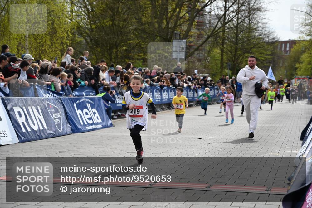 12.04.2026 - 45. Internationalen Wilhelmsburger Insellauf J. Mangold http://msf.ph/oto/9520653 12.04.2026 14:09:29 Ziel 691, 1511, 252, 270, 220, 219, 216 meine-sportfotos.de