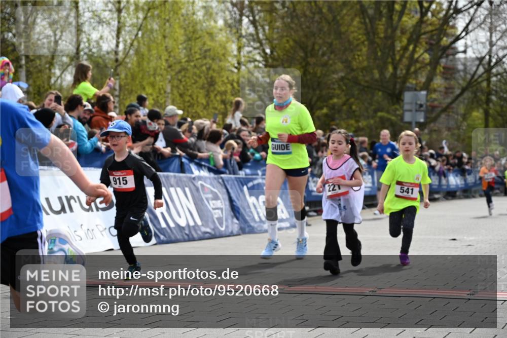 12.04.2026 - 45. Internationalen Wilhelmsburger Insellauf J. Mangold http://msf.ph/oto/9520668 12.04.2026 14:09:35 Ziel 216, 25, 1066, 209, 915, 221, 541, 1501 meine-sportfotos.de