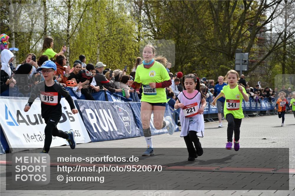 12.04.2026 - 45. Internationalen Wilhelmsburger Insellauf J. Mangold http://msf.ph/oto/9520670 12.04.2026 14:09:35 Ziel 216, 25, 1066, 209, 915, 221, 541, 1501 meine-sportfotos.de