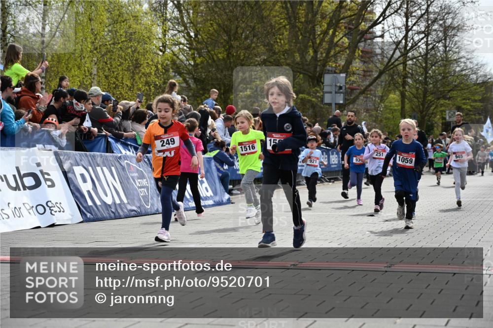 12.04.2026 - 45. Internationalen Wilhelmsburger Insellauf J. Mangold http://msf.ph/oto/9520701 12.04.2026 14:09:39 Ziel 915, 221, 541, 1501, 249, 1059, 1516, 94, 921, 251, 945, 934 meine-sportfotos.de