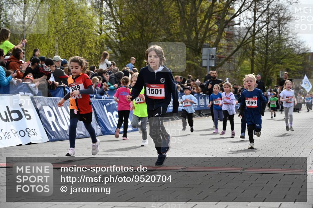 12.04.2026 - 45. Internationalen Wilhelmsburger Insellauf J. Mangold http://msf.ph/oto/9520704 12.04.2026 14:09:40 Ziel 541, 1501, 249, 1059, 1516, 94, 921, 251, 945, 934 meine-sportfotos.de