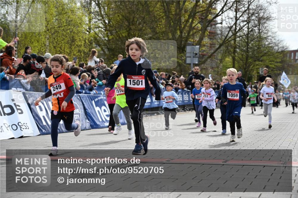 12.04.2026 - 45. Internationalen Wilhelmsburger Insellauf J. Mangold http://msf.ph/oto/9520705 12.04.2026 14:09:40 Ziel 541, 1501, 249, 1059, 1516, 94, 921, 251, 945, 934 meine-sportfotos.de