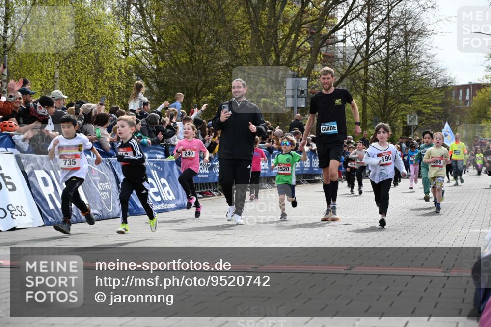 12.04.2026 - 45. Internationalen Wilhelmsburger Insellauf J. Mangold http://msf.ph/oto/9520742 12.04.2026 14:09:45 Ziel 1059, 1516, 94, 921, 251, 945, 934, 212, 735, 190, 240, 1520, 206, 908, 776 meine-sportfotos.de