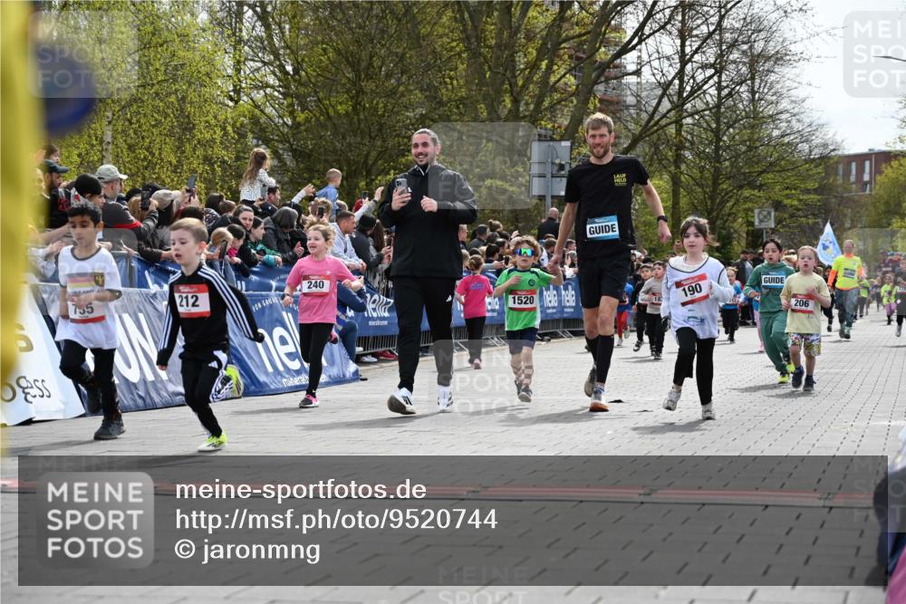 12.04.2026 - 45. Internationalen Wilhelmsburger Insellauf J. Mangold http://msf.ph/oto/9520744 12.04.2026 14:09:45 Ziel 1059, 1516, 94, 921, 251, 945, 934, 212, 735, 190, 240, 1520, 206, 908, 776 meine-sportfotos.de