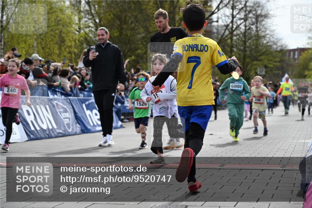 12.04.2026 - 45. Internationalen Wilhelmsburger Insellauf J. Mangold http://msf.ph/oto/9520747 12.04.2026 14:09:46 Ziel 921, 251, 945, 934, 212, 735, 190, 240, 1520, 206, 908, 776, 172, 183, 196, 449, 772 meine-sportfotos.de