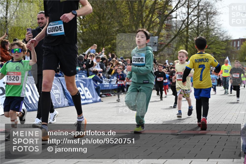 12.04.2026 - 45. Internationalen Wilhelmsburger Insellauf J. Mangold http://msf.ph/oto/9520751 12.04.2026 14:09:47 Ziel 934, 212, 735, 190, 240, 1520, 206, 908, 776, 172, 183, 196, 449, 772, 7, 917 meine-sportfotos.de