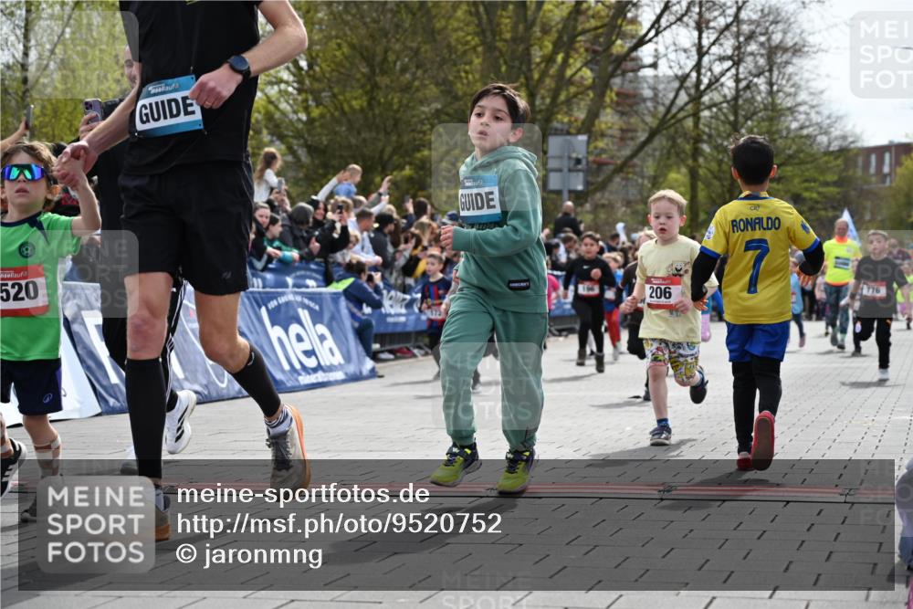 12.04.2026 - 45. Internationalen Wilhelmsburger Insellauf J. Mangold http://msf.ph/oto/9520752 12.04.2026 14:09:47 Ziel 934, 212, 735, 190, 240, 1520, 206, 908, 776, 172, 183, 196, 449, 772, 7, 917 meine-sportfotos.de