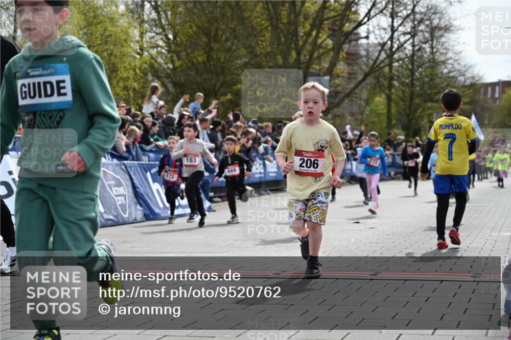 12.04.2026 - 45. Internationalen Wilhelmsburger Insellauf J. Mangold http://msf.ph/oto/9520762 12.04.2026 14:09:48 Ziel 212, 735, 190, 240, 1520, 206, 908, 776, 172, 183, 196, 449, 772, 7, 917, 284, 44 meine-sportfotos.de