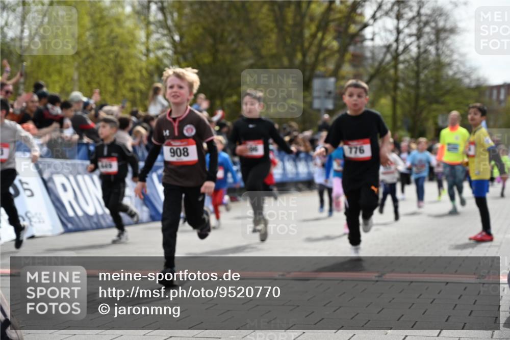 12.04.2026 - 45. Internationalen Wilhelmsburger Insellauf J. Mangold http://msf.ph/oto/9520770 12.04.2026 14:09:49 Ziel 212, 735, 190, 240, 1520, 206, 908, 776, 172, 183, 196, 449, 772, 7, 917, 284, 44, 200, 563 meine-sportfotos.de