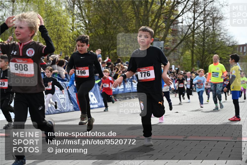 12.04.2026 - 45. Internationalen Wilhelmsburger Insellauf J. Mangold http://msf.ph/oto/9520772 12.04.2026 14:09:50 Ziel 240, 1520, 206, 908, 776, 172, 183, 196, 449, 772, 7, 917, 284, 44, 200, 563, 53, 712, 1512, 1525, 551, 764, 567 meine-sportfotos.de