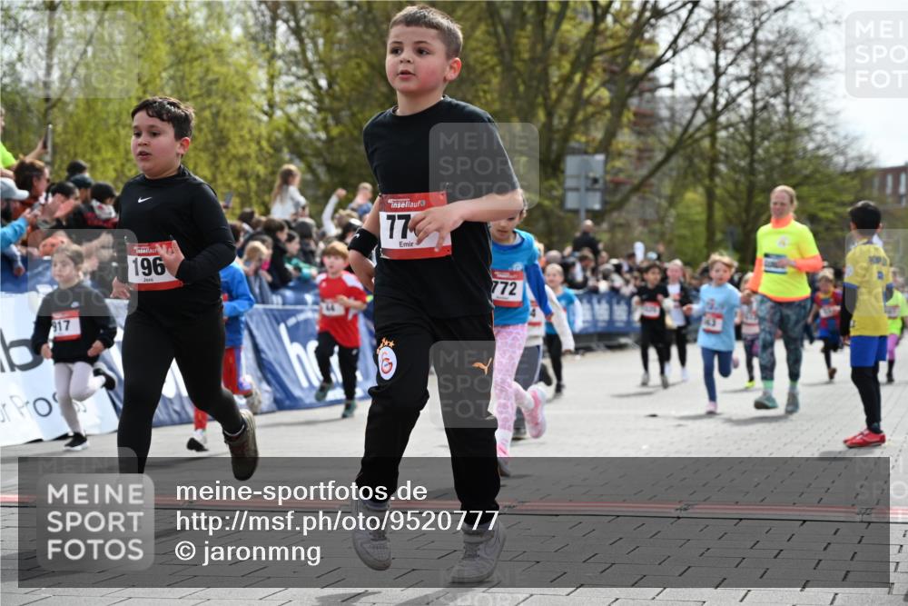 12.04.2026 - 45. Internationalen Wilhelmsburger Insellauf J. Mangold http://msf.ph/oto/9520777 12.04.2026 14:09:50 Ziel 240, 1520, 206, 908, 776, 172, 183, 196, 449, 772, 7, 917, 284, 44, 200, 563, 53, 712, 1512, 1525, 551, 764, 567 meine-sportfotos.de