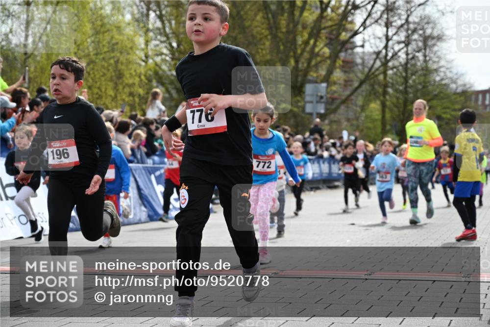 12.04.2026 - 45. Internationalen Wilhelmsburger Insellauf J. Mangold http://msf.ph/oto/9520778 12.04.2026 14:09:51 Ziel 206, 908, 776, 172, 183, 196, 449, 772, 7, 917, 284, 44, 200, 563, 53, 712, 1512, 1525, 551, 764, 567 meine-sportfotos.de