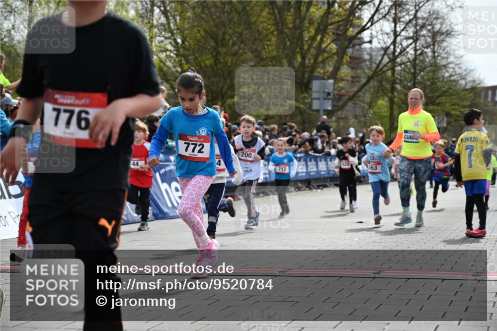 12.04.2026 - 45. Internationalen Wilhelmsburger Insellauf J. Mangold http://msf.ph/oto/9520784 12.04.2026 14:09:51 Ziel 206, 908, 776, 172, 183, 196, 449, 772, 7, 917, 284, 44, 200, 563, 53, 712, 1512, 1525, 551, 764, 567 meine-sportfotos.de