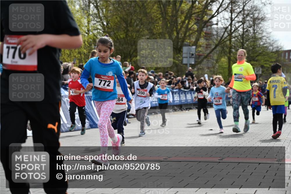 12.04.2026 - 45. Internationalen Wilhelmsburger Insellauf J. Mangold http://msf.ph/oto/9520785 12.04.2026 14:09:51 Ziel 206, 908, 776, 172, 183, 196, 449, 772, 7, 917, 284, 44, 200, 563, 53, 712, 1512, 1525, 551, 764, 567 meine-sportfotos.de