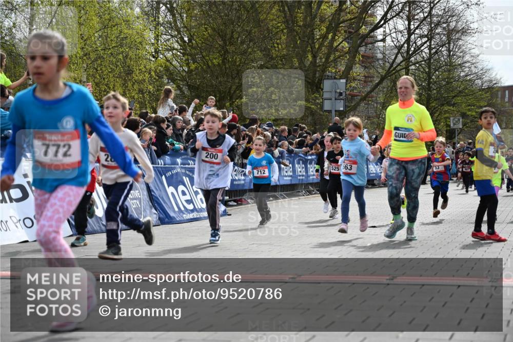12.04.2026 - 45. Internationalen Wilhelmsburger Insellauf J. Mangold http://msf.ph/oto/9520786 12.04.2026 14:09:52 Ziel 206, 908, 776, 172, 183, 196, 449, 772, 7, 917, 284, 44, 200, 563, 53, 712, 1512, 1525, 551, 764, 567 meine-sportfotos.de
