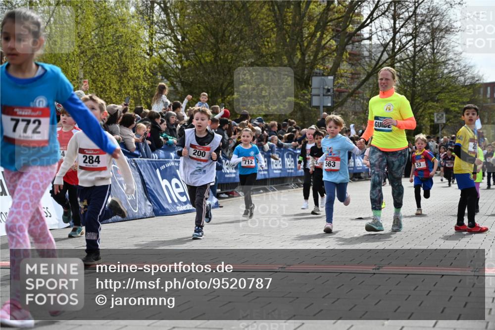 12.04.2026 - 45. Internationalen Wilhelmsburger Insellauf J. Mangold http://msf.ph/oto/9520787 12.04.2026 14:09:52 Ziel 206, 908, 776, 172, 183, 196, 449, 772, 7, 917, 284, 44, 200, 563, 53, 712, 1512, 1525, 551, 764, 567 meine-sportfotos.de
