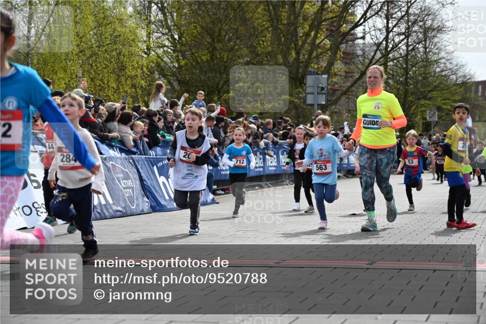 12.04.2026 - 45. Internationalen Wilhelmsburger Insellauf J. Mangold http://msf.ph/oto/9520788 12.04.2026 14:09:52 Ziel 206, 908, 776, 172, 183, 196, 449, 772, 7, 917, 284, 44, 200, 563, 53, 712, 1512, 1525, 551, 764, 567 meine-sportfotos.de