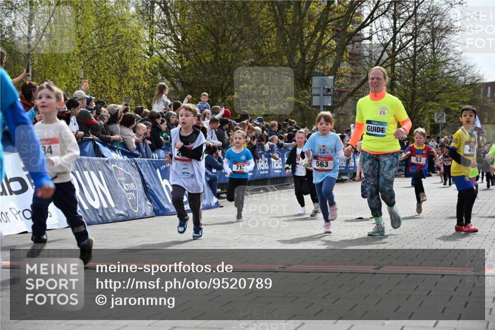 12.04.2026 - 45. Internationalen Wilhelmsburger Insellauf J. Mangold http://msf.ph/oto/9520789 12.04.2026 14:09:52 Ziel 206, 908, 776, 172, 183, 196, 449, 772, 7, 917, 284, 44, 200, 563, 53, 712, 1512, 1525, 551, 764, 567 meine-sportfotos.de