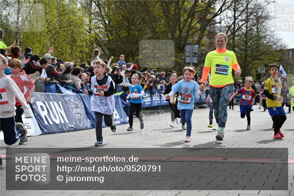 12.04.2026 - 45. Internationalen Wilhelmsburger Insellauf J. Mangold http://msf.ph/oto/9520791 12.04.2026 14:09:52 Ziel 206, 908, 776, 172, 183, 196, 449, 772, 7, 917, 284, 44, 200, 563, 53, 712, 1512, 1525, 551, 764, 567 meine-sportfotos.de