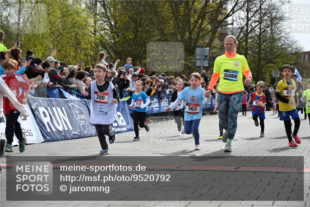 12.04.2026 - 45. Internationalen Wilhelmsburger Insellauf J. Mangold http://msf.ph/oto/9520792 12.04.2026 14:09:52 Ziel 206, 908, 776, 172, 183, 196, 449, 772, 7, 917, 284, 44, 200, 563, 53, 712, 1512, 1525, 551, 764, 567 meine-sportfotos.de
