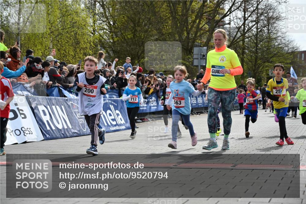 12.04.2026 - 45. Internationalen Wilhelmsburger Insellauf J. Mangold http://msf.ph/oto/9520794 12.04.2026 14:09:52 Ziel 206, 908, 776, 172, 183, 196, 449, 772, 7, 917, 284, 44, 200, 563, 53, 712, 1512, 1525, 551, 764, 567 meine-sportfotos.de