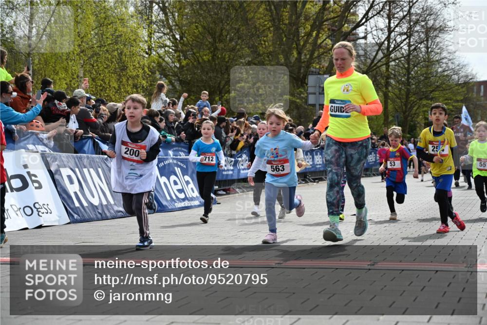 12.04.2026 - 45. Internationalen Wilhelmsburger Insellauf J. Mangold http://msf.ph/oto/9520795 12.04.2026 14:09:52 Ziel 206, 908, 776, 172, 183, 196, 449, 772, 7, 917, 284, 44, 200, 563, 53, 712, 1512, 1525, 551, 764, 567 meine-sportfotos.de