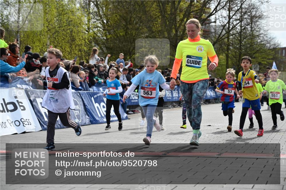 12.04.2026 - 45. Internationalen Wilhelmsburger Insellauf J. Mangold http://msf.ph/oto/9520798 12.04.2026 14:09:53 Ziel 908, 776, 172, 183, 196, 449, 772, 7, 917, 284, 44, 200, 563, 53, 712, 1512, 1525, 551, 764, 567, 720, 719 meine-sportfotos.de